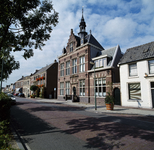 842125 Gezicht op de voorgevel van het voormalige gemeentehuis van Jutphaas (Herenstraat 9) te Nieuwegein.
